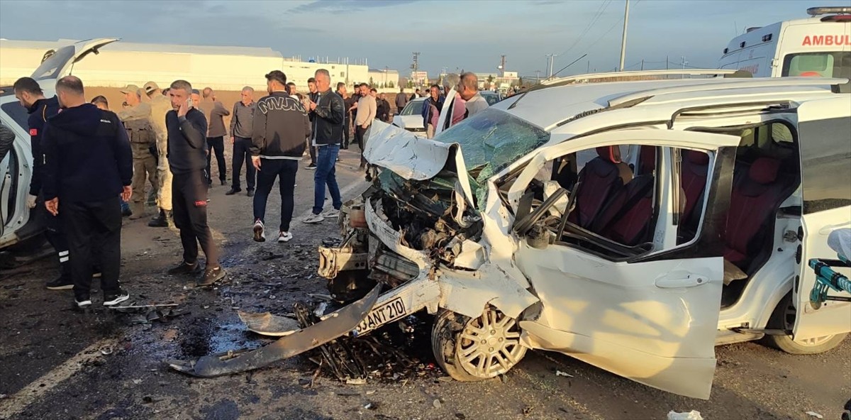 Diyarbakır'ın Bismil ilçesinde, 4 aracın karıştığı kazada, ilk belirlemelere göre 3 kişi hayatını...