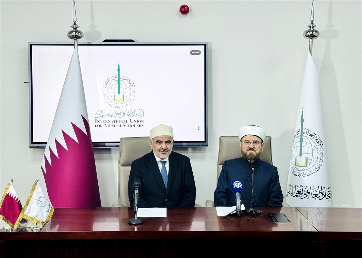 Dünya Müslüman Alimler Birliği Başkanı Ali Muhyiddin el-Karadaği (sağda), Katar'ın başkenti...