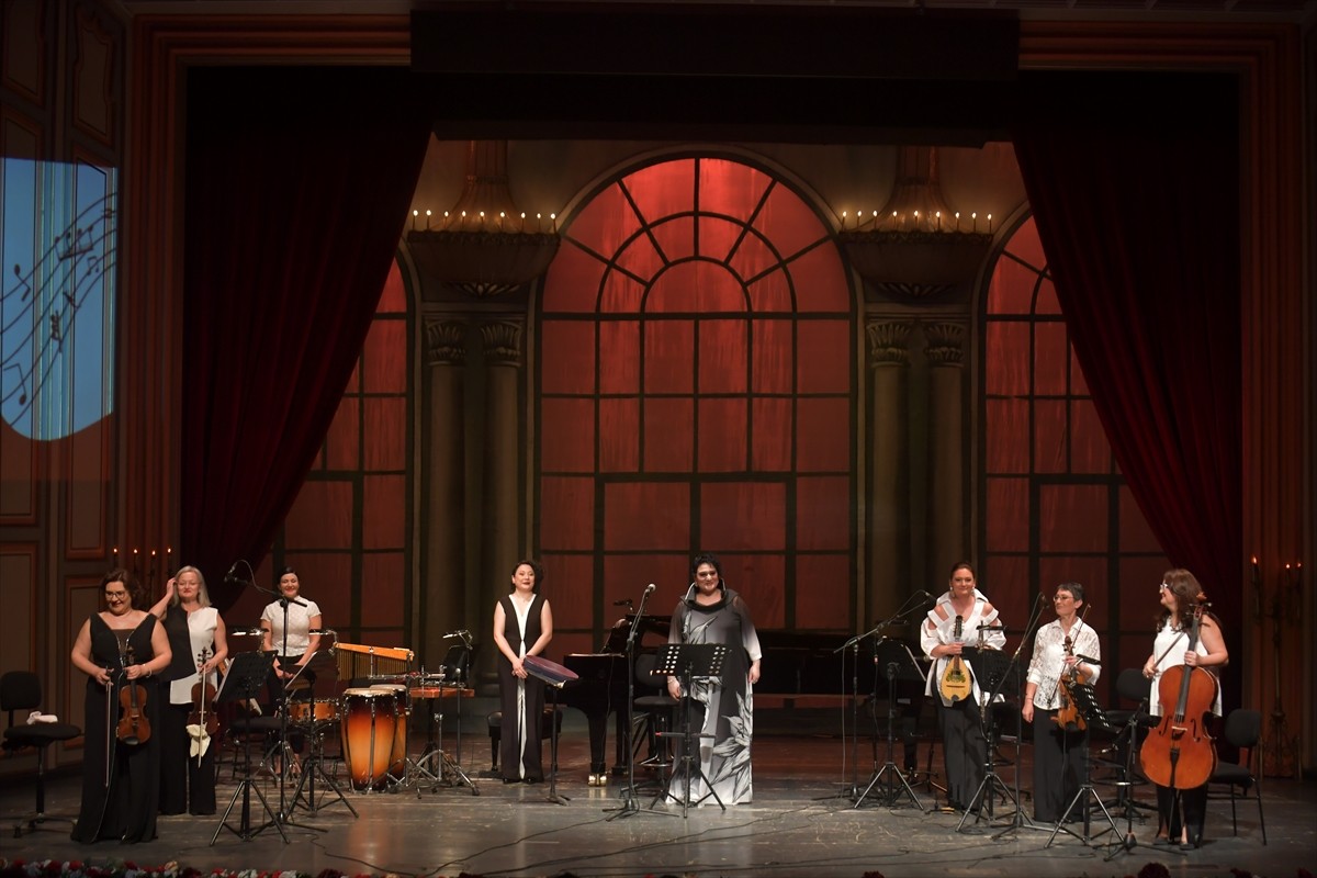 Dünya müziğinden farklı ezgileri yorumlayan ve İtalyanca "Neşeli Topluluk" anlamına gelen Allegra...