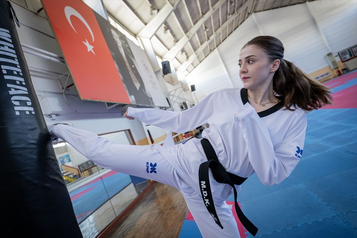Dünya ve Avrupa şampiyonu milli tekvandocu Merve Dinçel Kavurat, başarılarıyla kız çocuklarına...