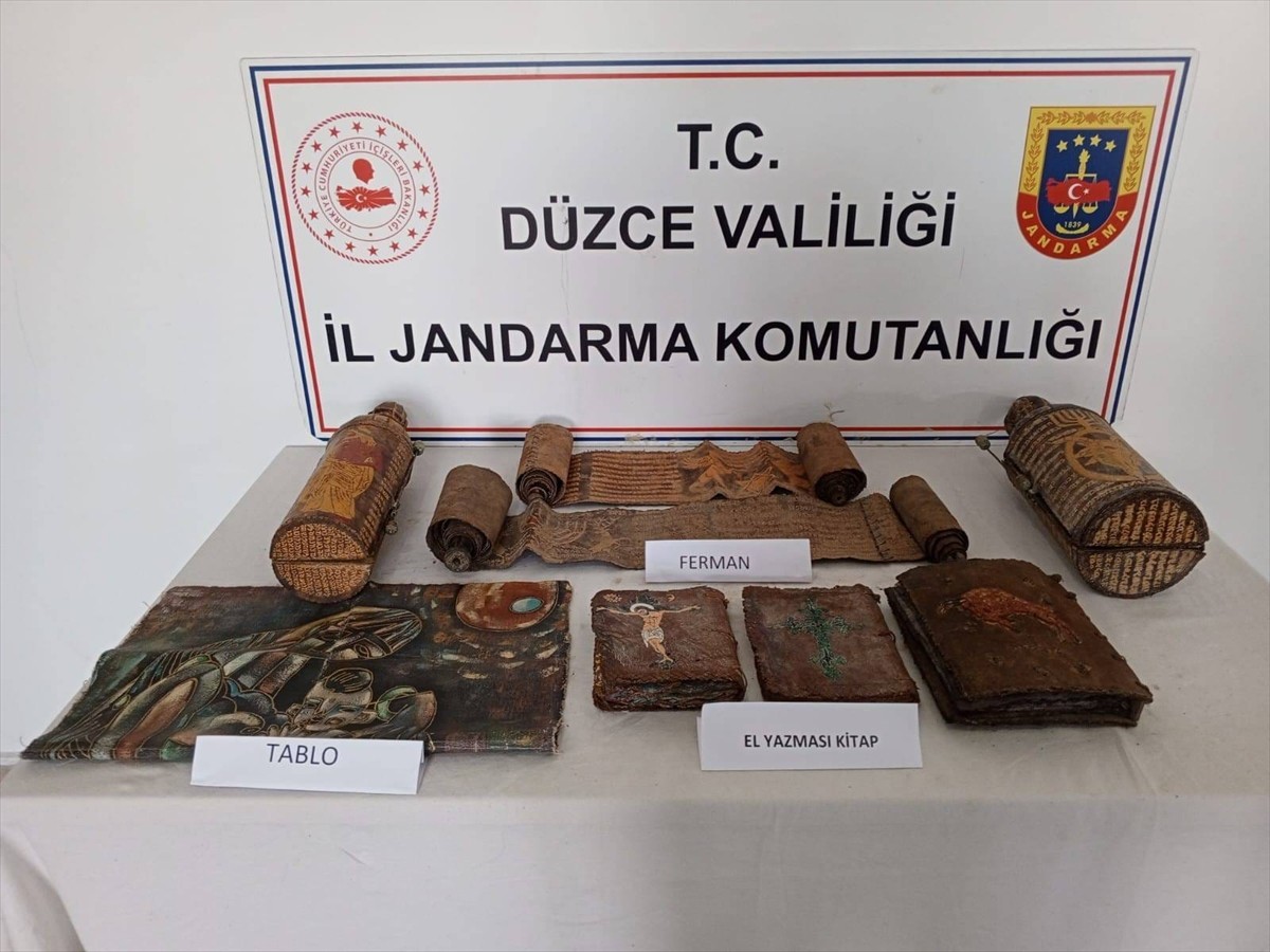 Düzce'de, Roma ve Bizans dönemlerine ait olduğu değerlendirilen 3 tarihi el yazması kitap, 2...