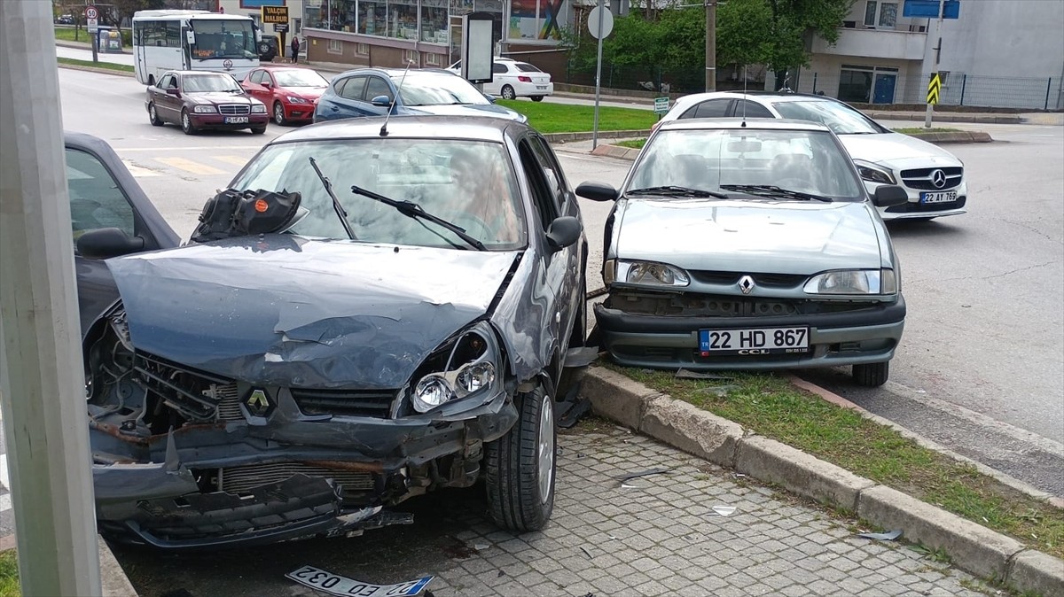 Edirne'de iki otomobilin kavşak içinde çarpıştığı kazada 3 kişi yaralandı. Kaza, çevredeki bir iş...