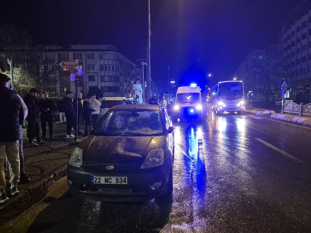 Edirne'de, otomobilin yaya geçidinden yolun karşısına geçmeye çalışan 3 kişiye çarpması güvenlik...