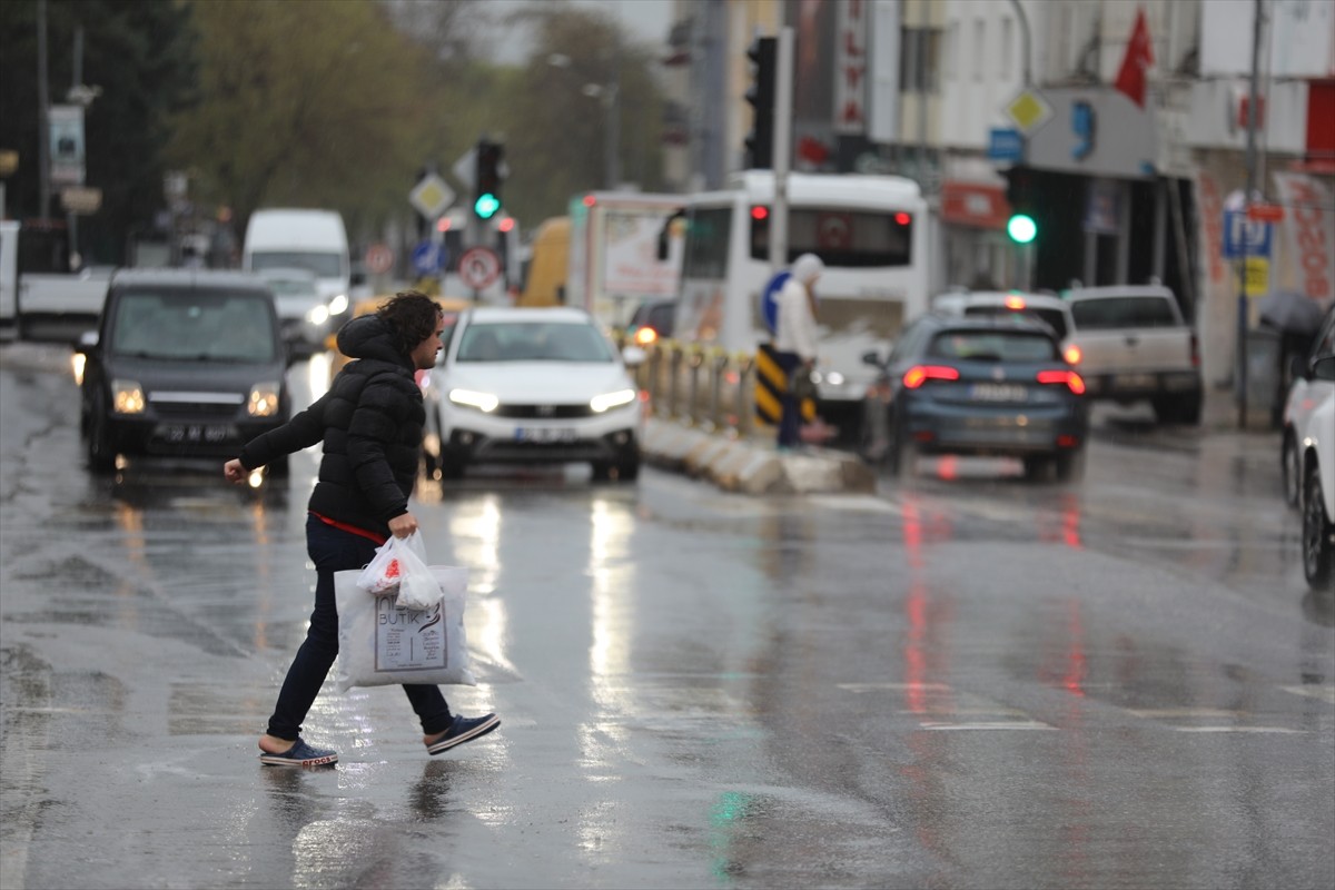 Edirne'de sağanak hayatı olumsuz etkiledi.