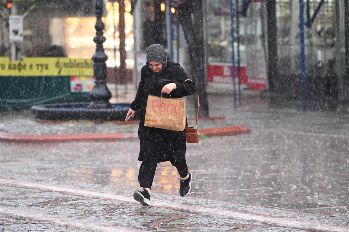 Edirne'de sağanak hayatı olumsuz etkiledi. Bazı vatandaşlar, yağışa hazırlıksız...
