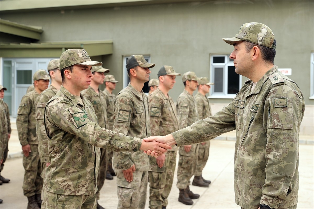  Edirne'de Yunanistan sınırında görev yapan Mehmetçikler, bayram sevincini silah arkadaşlarıyla...