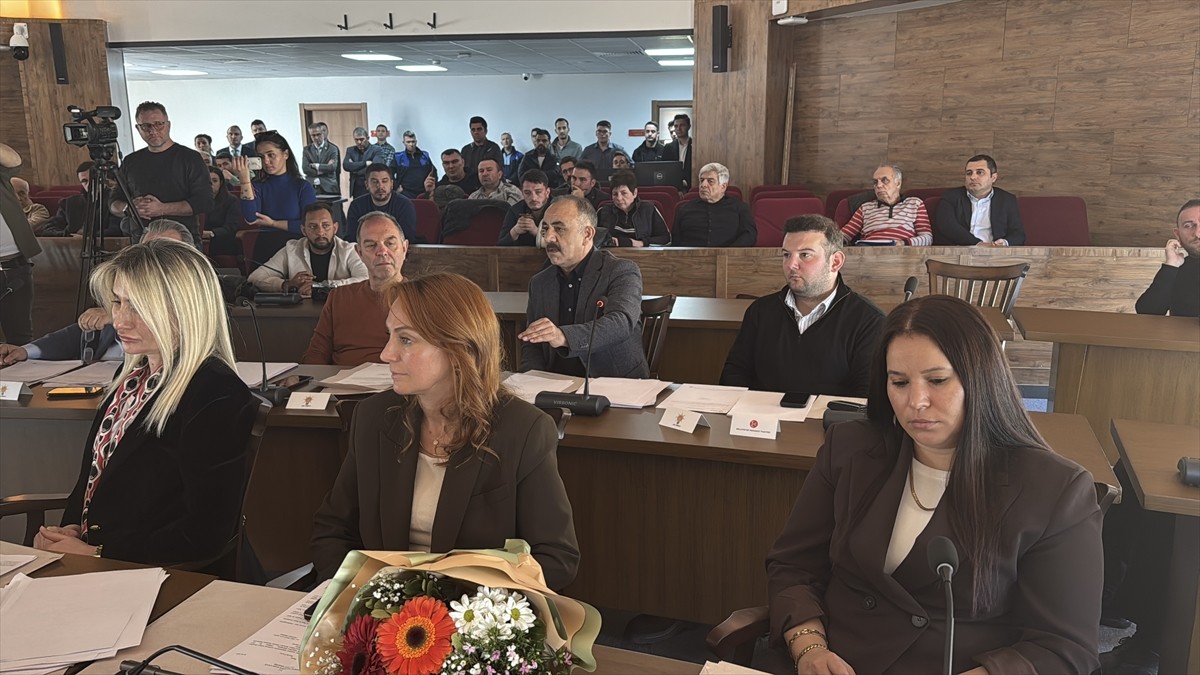 Edirne Belediye Meclisi toplantısında AK Parti ile CHP gurubu arasında kısa süreli tartışma...