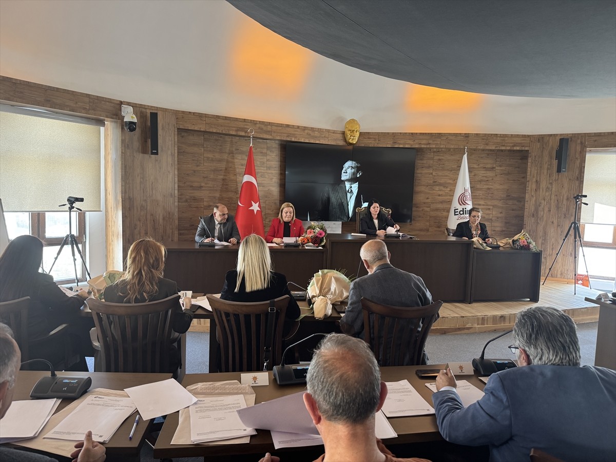Edirne Belediye Meclisi toplantısında AK Parti ile CHP gurubu arasında kısa süreli tartışma...