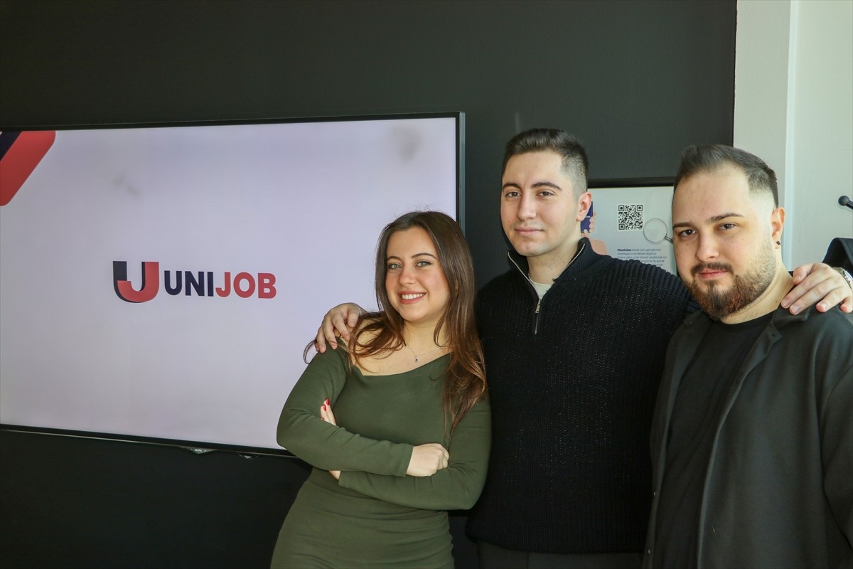 Ege Üniversitesi Bilgisayar Mühendisliği öğrencileri Mahdi Sarhangi (ortada) ve Ziya Berk Kaplan...