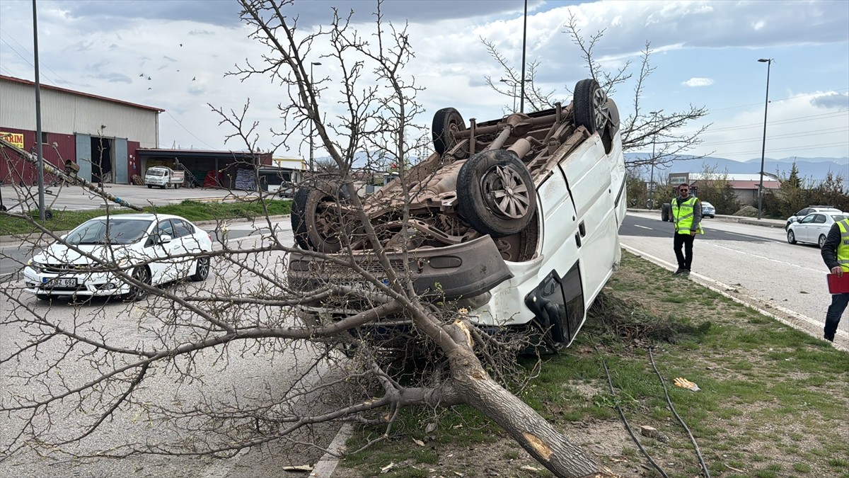 Elazığ'da devrilen hafif ticari aracın sürücüsü yaralandı. Yaralanan sürücü, ambulansla Fethi...