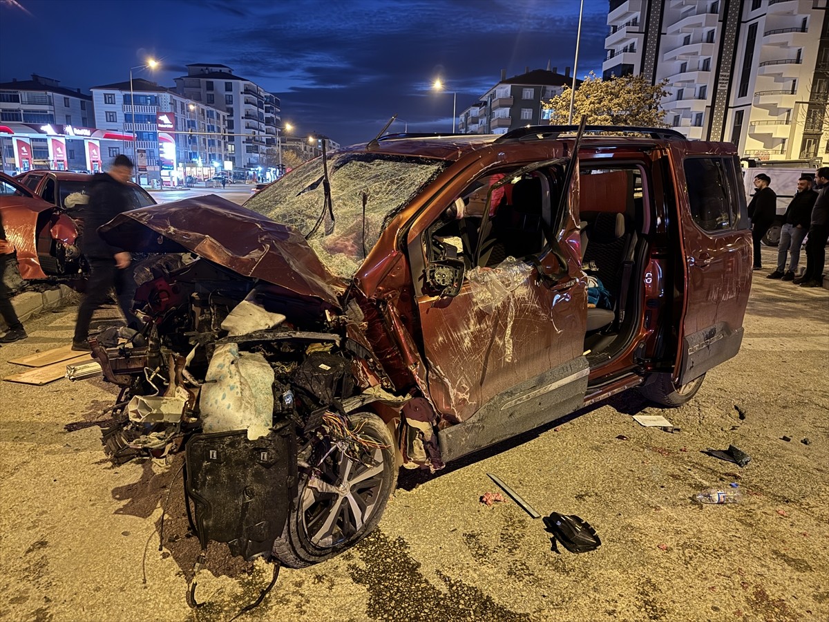 Elazığ'da hafif ticari araç ile otomobilin çarpışması sonucu 1'i ağır 5 kişi yaralandı.