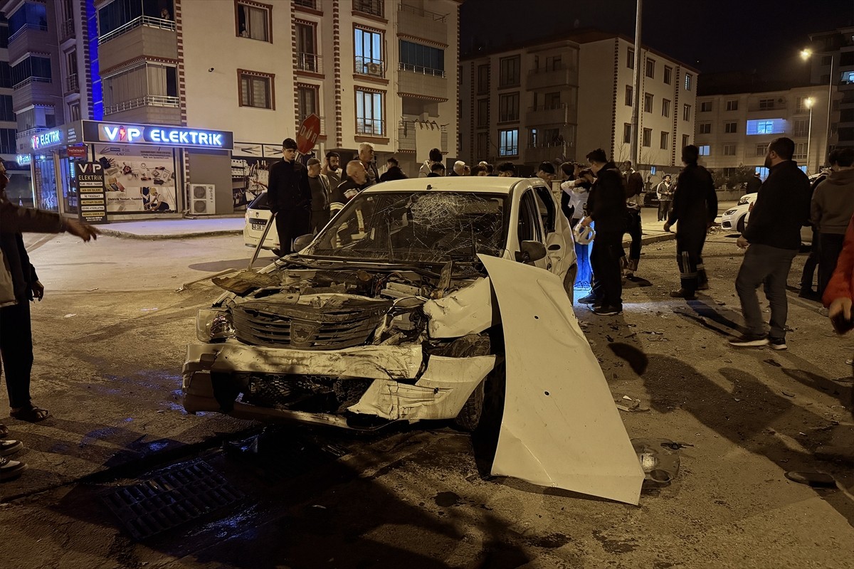 Elazığ'da iki otomobilin çarpışması sonucu 4 kişi yaralandı.