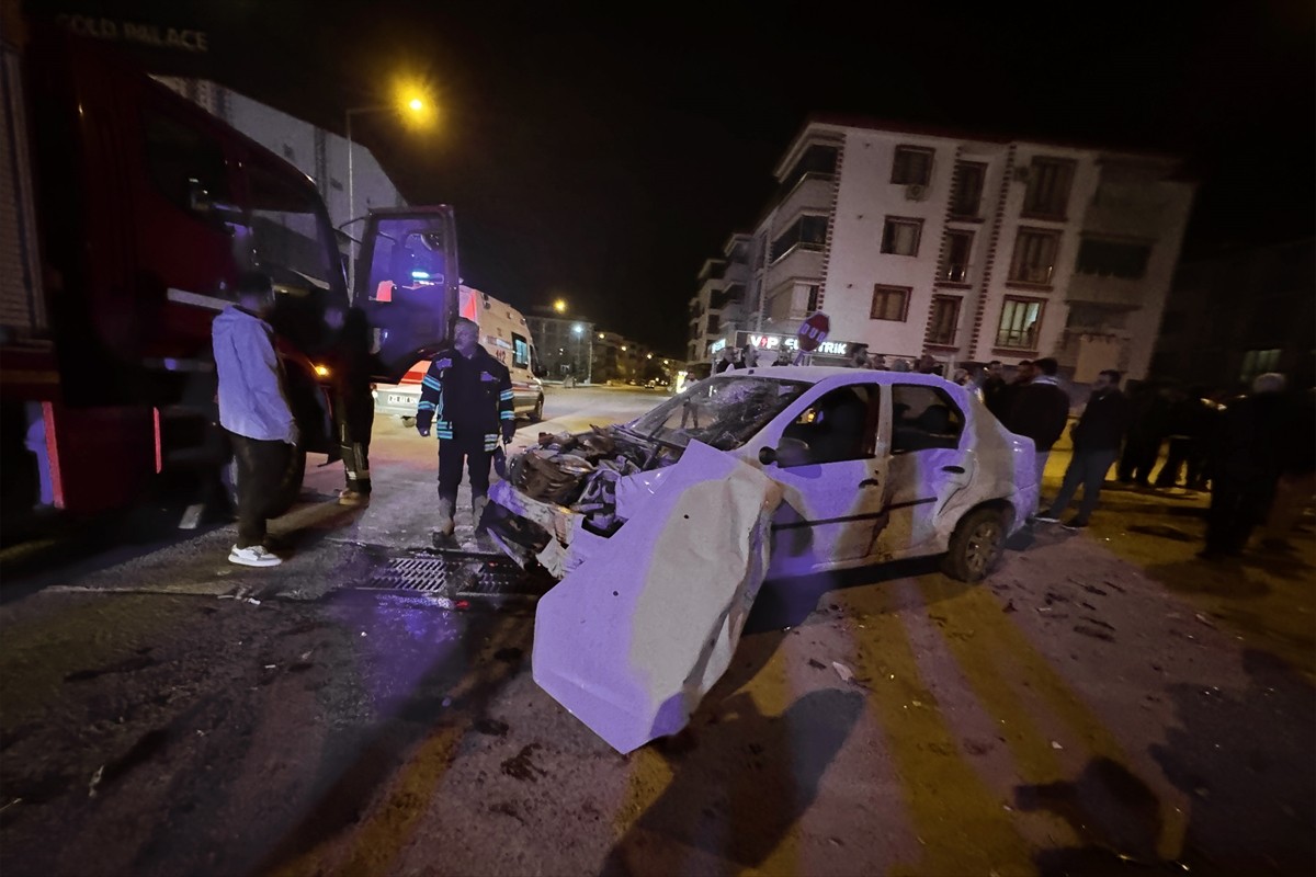 Elazığ'da iki otomobilin çarpışması sonucu 4 kişi yaralandı.