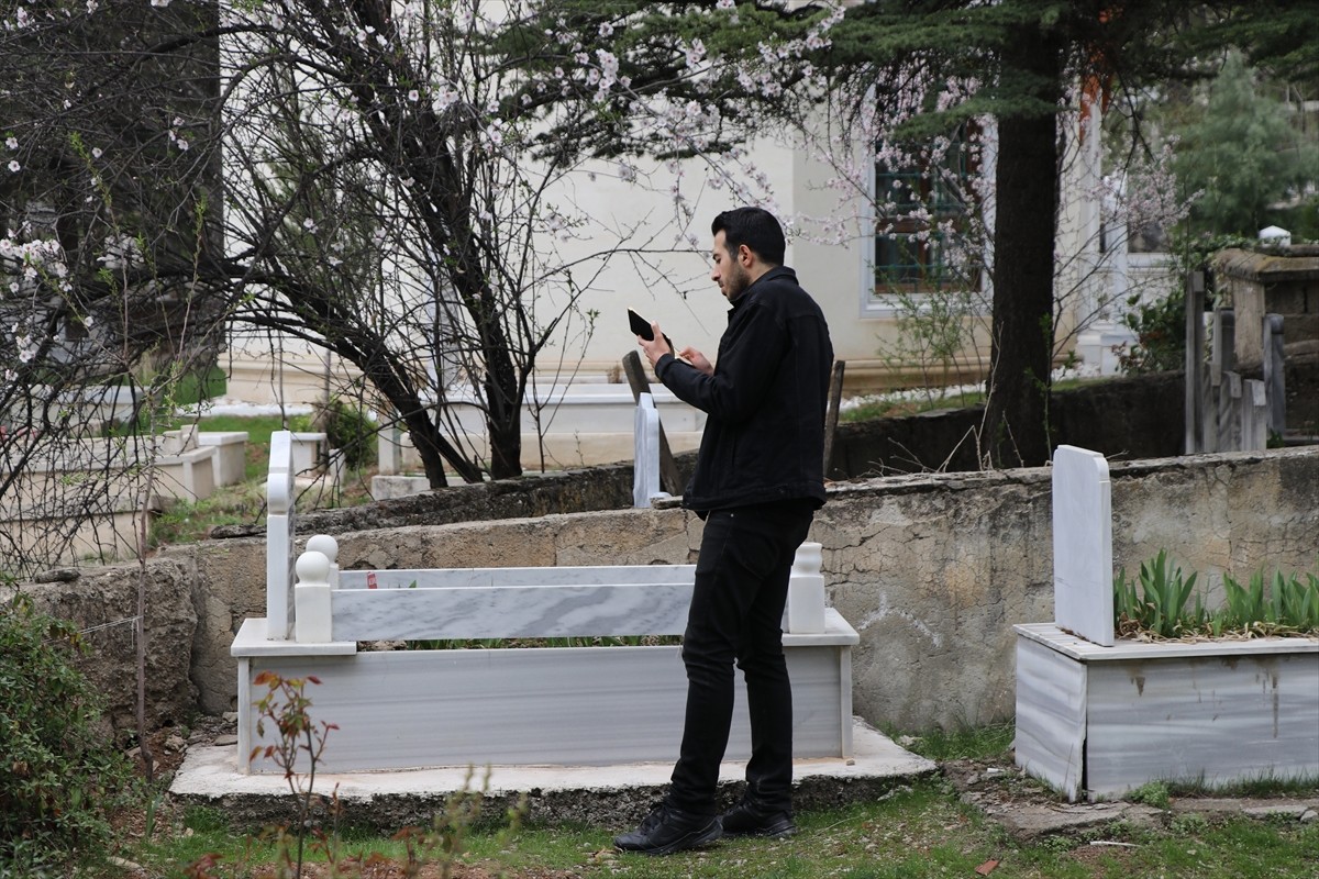 Elazığ'da Ramazan Bayramı öncesi vatandaşlar, mezarlık ziyareti gerçekleştirdi. Sabahın erken...