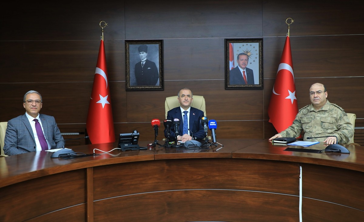Elazığ Valisi Numan Hatipoğlu (ortada), Ramazan Bayramı tedbirlerine ilişkin düzenlenen toplantıda...