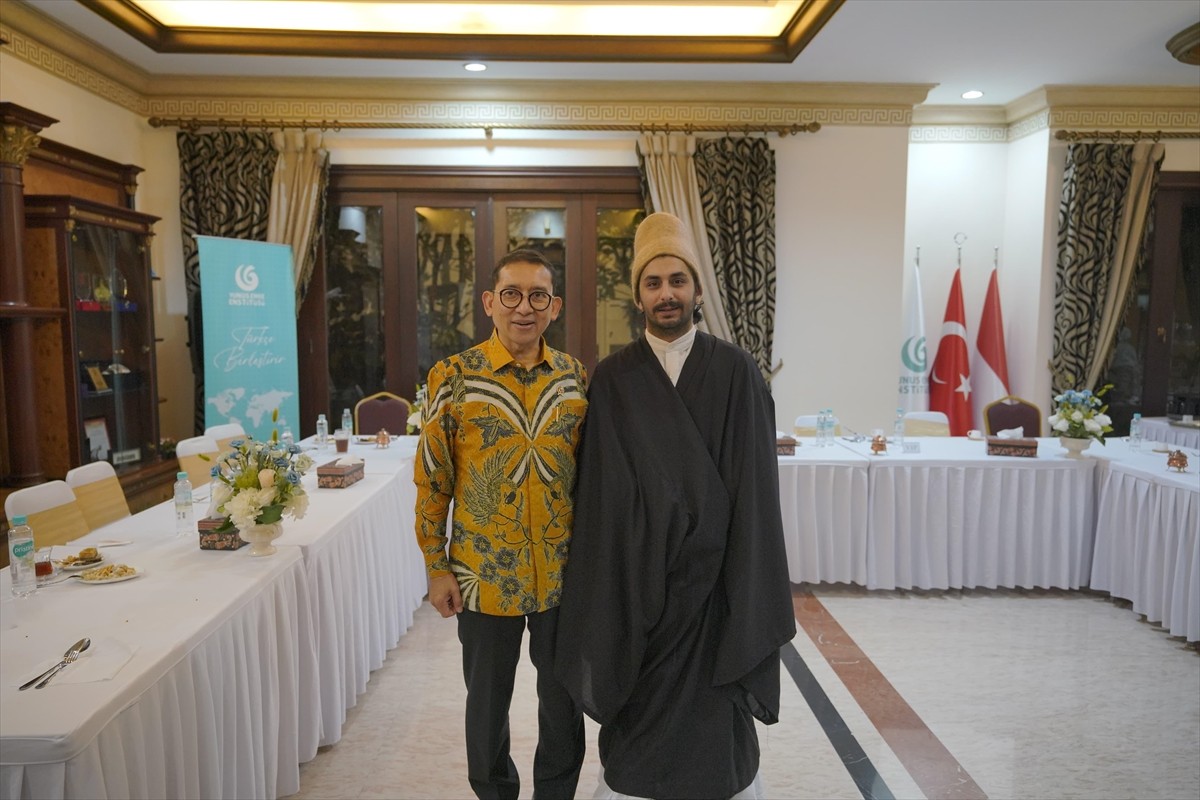 Endonezya Kültür Bakanı Fadli Zon (solda), Cakarta'da Yunus Emre Enstitüsünün (YEE) düzenlediği...