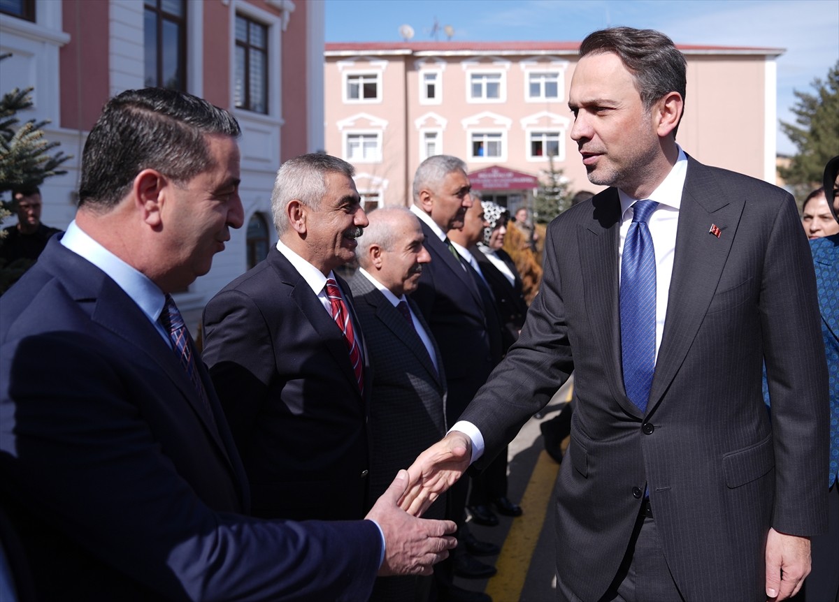 Enerji ve Tabii Kaynaklar Bakanı Alparslan Bayraktar (sağda), Erzurum Valiliğini ziyaret etti....