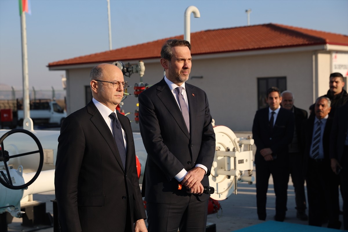 Enerji ve Tabii Kaynaklar Bakanı Alparslan Bayraktar (sol 2), Iğdır-Nahçıvan Doğal Gaz Boru Hattı...