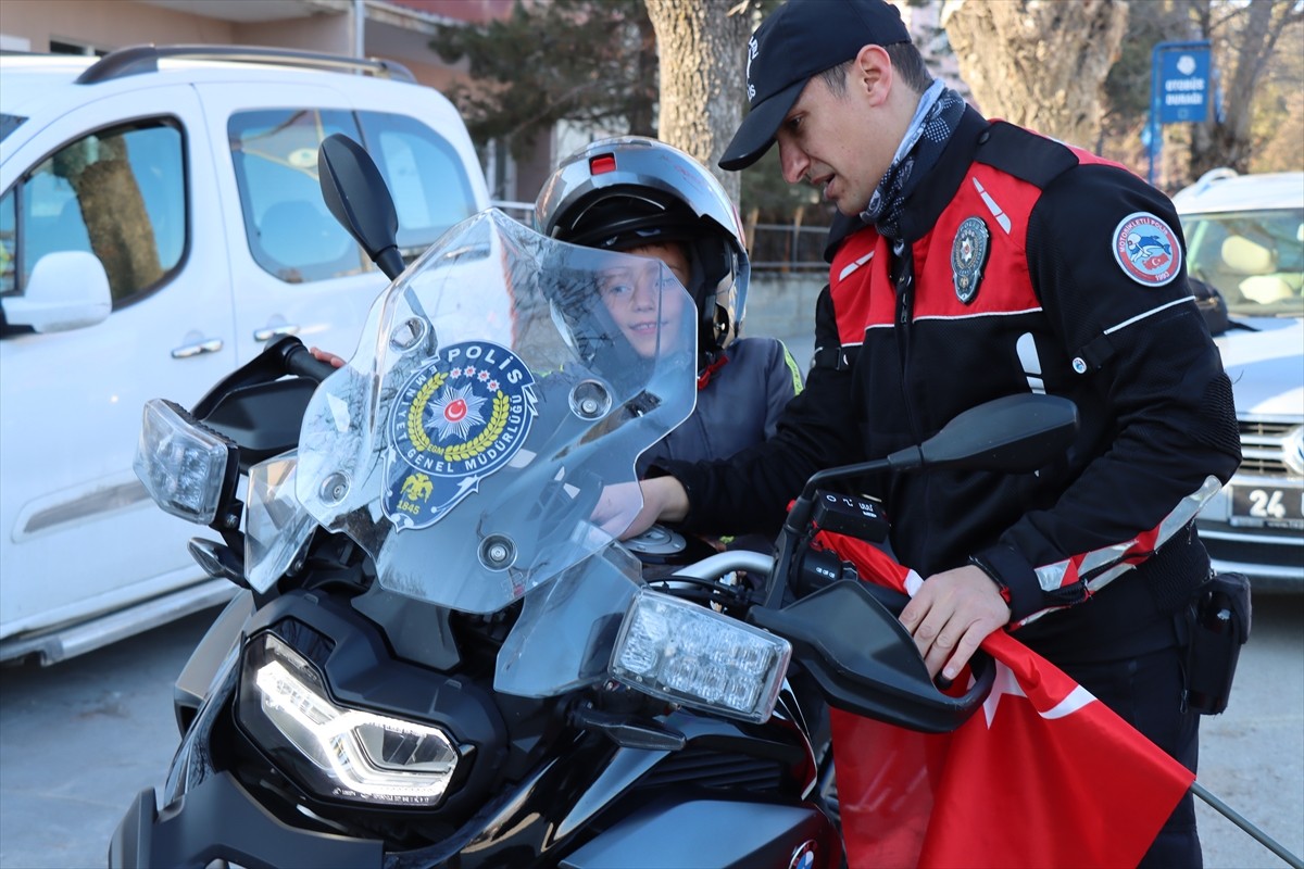 Erzincan'da 6 yaşındaki Ahmet Asaf Şimşek, sosyal medya üzerinden babası Salih Şimşek ile Vali...
