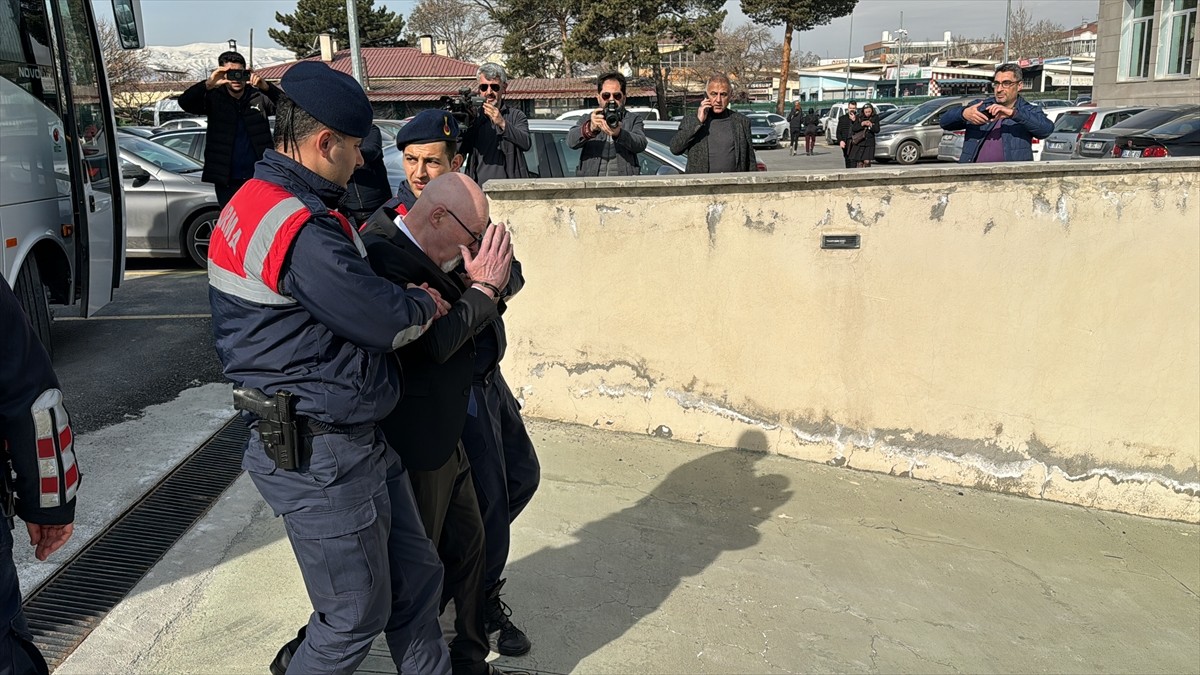 Erzincan'ın İliç ilçesindeki altın madeninde 9 işçinin toprak altında kalarak yaşamını yitirdiği...