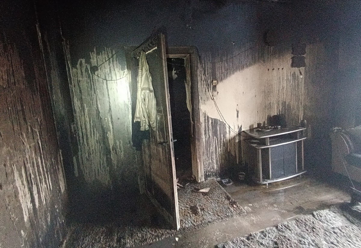 Erzurum'da bir evde çıkan yangında Afganistan uyruklu 2 kişi dumandan etkilendi. İtfaiyenin...