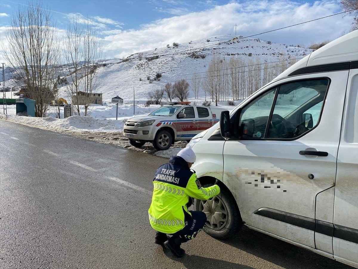 Erzurum'da jandarma ekiplerince yapılan denetimlerde 106 araç trafikten menedildi. Erzurum İl...