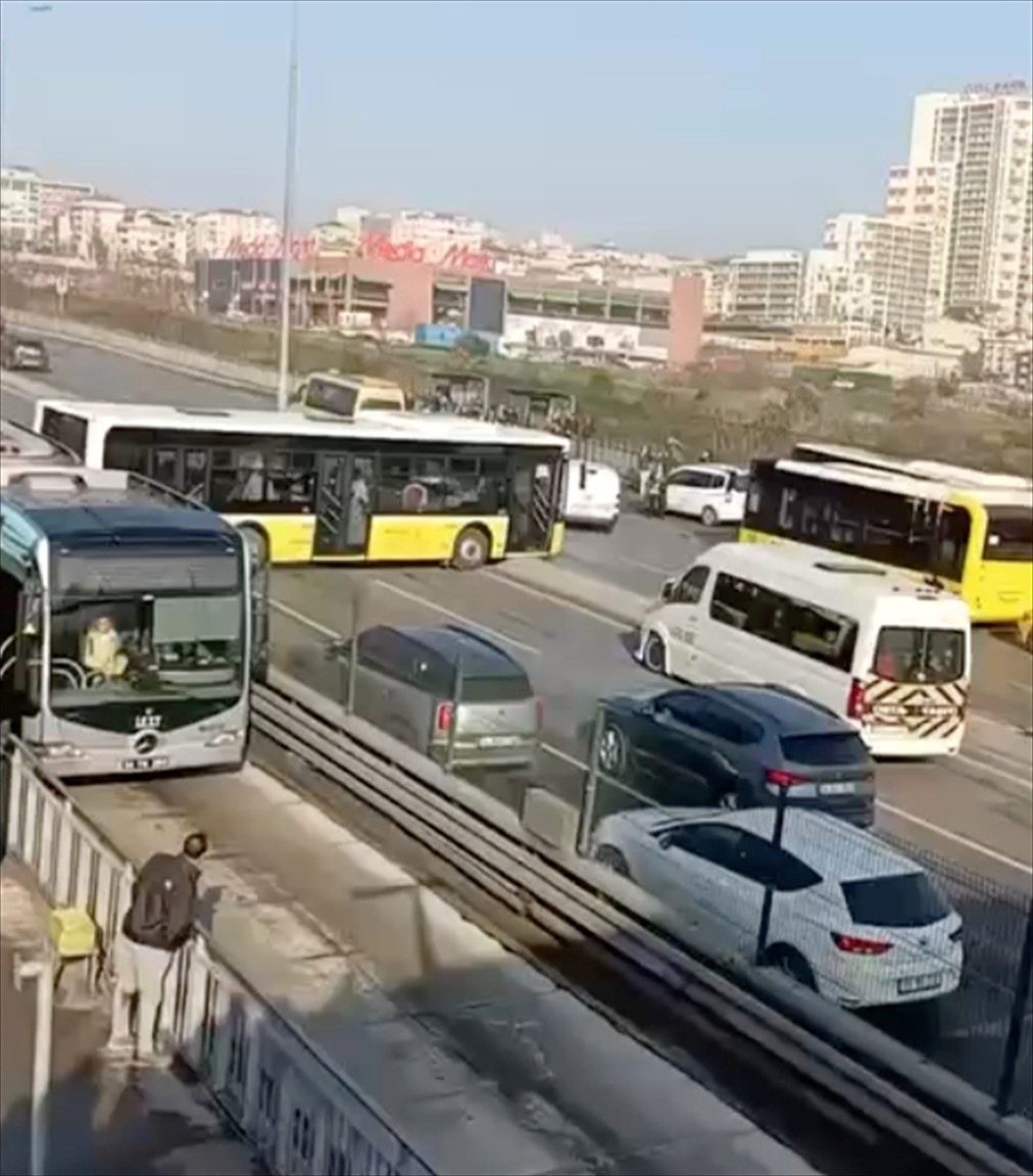 Esenyurt'ta yolcu almak için beklediği durakta kontrolden çıkarak geriye kayan İETT otobüsünün...