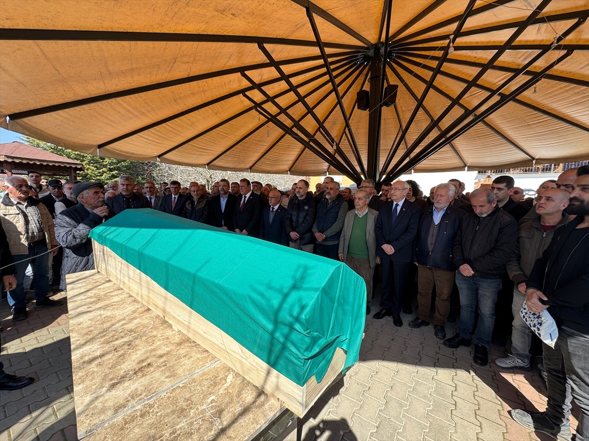 Eski CHP Genel Başkanı Kemal Kılıçdaroğlu, Tunceli'de vefat eden kuzeni için Tunceli Cemevi'nde...