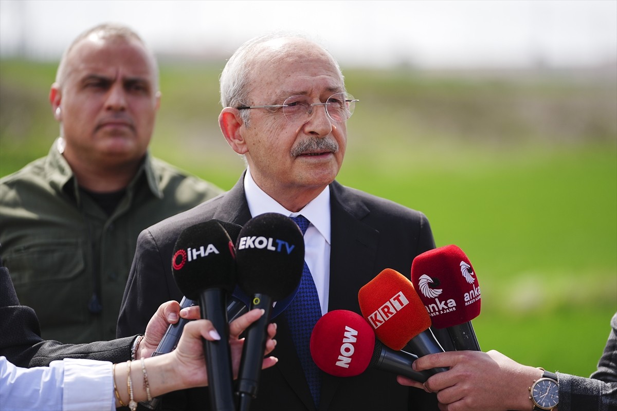 Eski CHP Genel Başkanı Kemal Kılıçdaroğlu, yolsuzluk soruşturması kapsamında İstanbul Büyükşehir...
