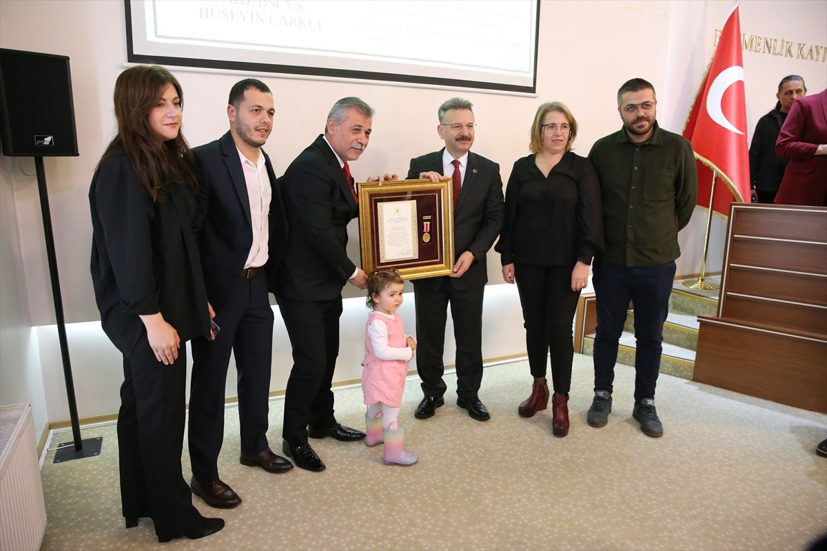 Eskişehir'de, 4 şehit ailesi ile 3 gaziye devlet övünç madalyası ve beratı verildi. Vali Hüseyin...