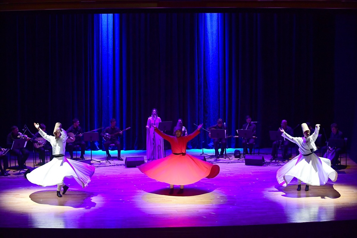 Eskişehir'de, Anadolu Üniversitesinde "İlahi Nefes: Gönülden Dile Yunus Emre" gösterisi...