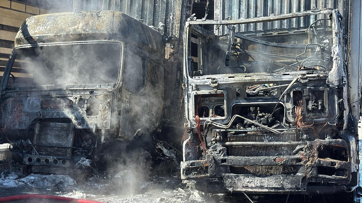 Eskişehir'de park halindeki bir tırda başlayıp yanındaki 2 araca daha sıçrayan yangın, itfaiye...