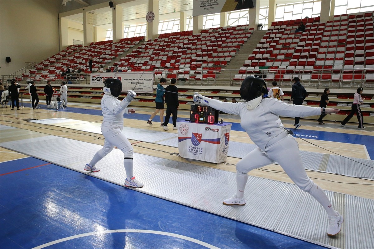 Eskişehir'de yaşayan 51 yaşındaki eski milli eskrim sporcusu Figen Heper, 30 yıl aradan sonra...