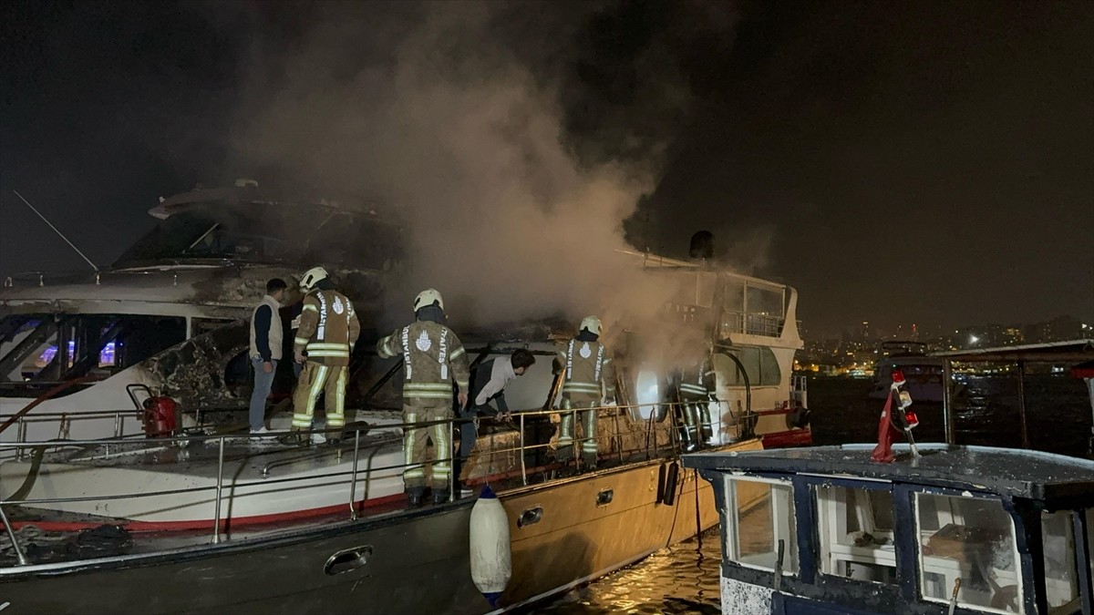 Fatih'te Abdülezelpaşa Caddesi'nde sahilde demirli olan bir teknede henüz belirlenemeyen nedenle...