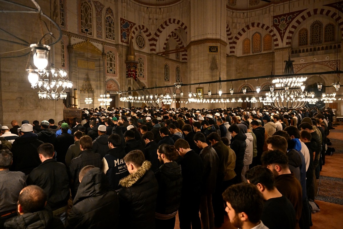 Fatih'teki Şehzadebaşı Camisi'nde toplanan bir grup, Saraçhane'de düzenlenen izinsiz gösterilerde...