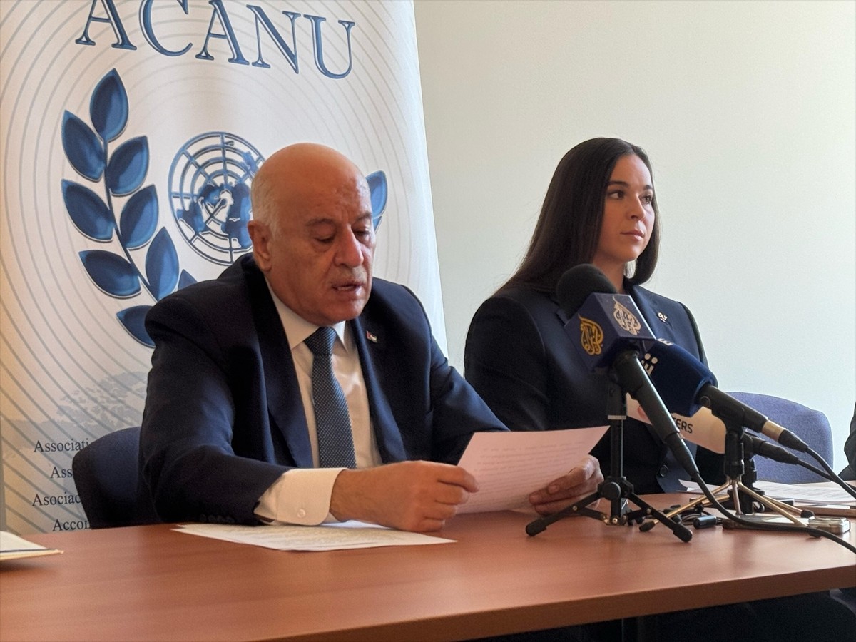 Filistin Futbol Federasyonu Başkanı Cibril er-Rucub (solda) ile Filistinli atlet ve ulusal yüzme...