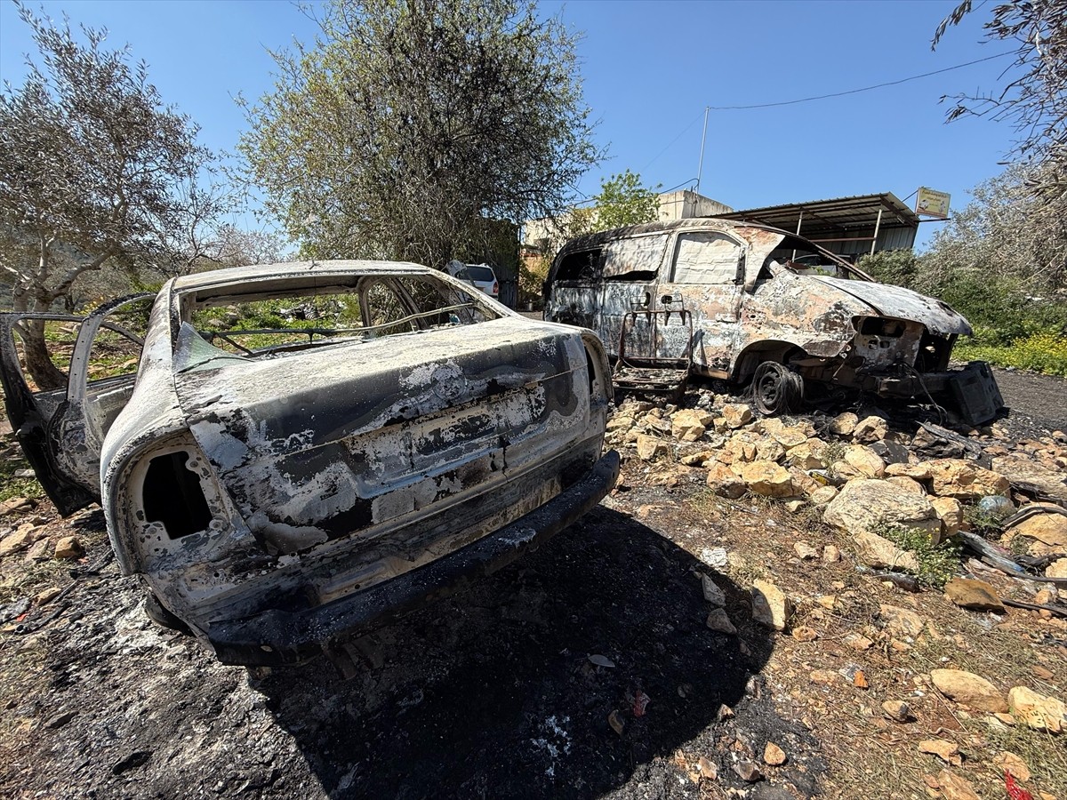 Filistin topraklarını gasbeden İsraillilerin sabahın erken saatlerinde işgal altındaki Batı...