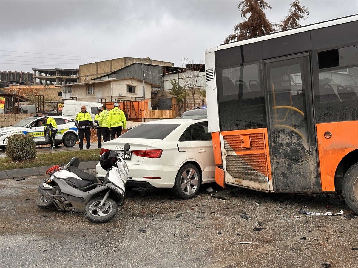 Gaziantep'in Şehitkamil ilçesinde meydana gelen trafik kazasında 12 kişi yaralandı. Bölgeye polis...
