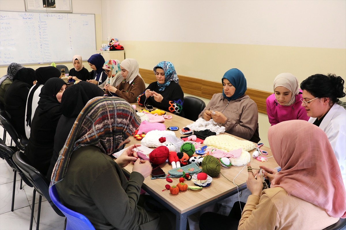 Gaziantep'te "Sıfır Atık Projesi" kapsamında verilen el sanatları kurslarına katılan kadınlar...