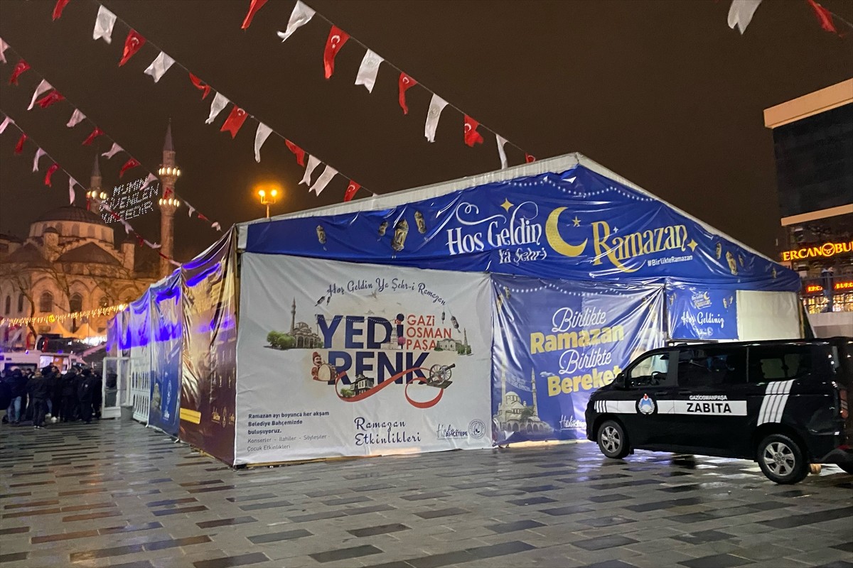 Gaziosmanpaşa'da ramazan etkinlik çadırındaki sahnenin çökmesi sonucu 5 kişi yaralandı. Polis...