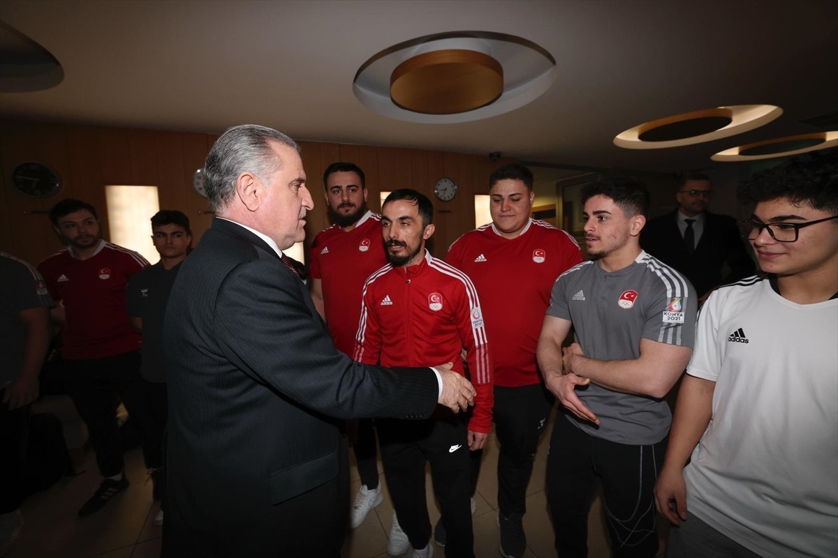 Gençlik ve Spor Bakanı Osman Aşkın Bak, Ankara'da milli sporcularla Türkiye Olimpiyat Hazırlık...