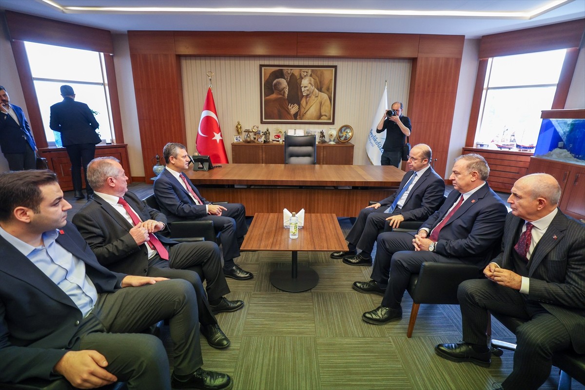 Genel Başkanı Özgür Özel, İstanbul Büyükşehir Belediye (İBB) Başkanı Ekrem İmamoğlu ve Beylikdüzü...