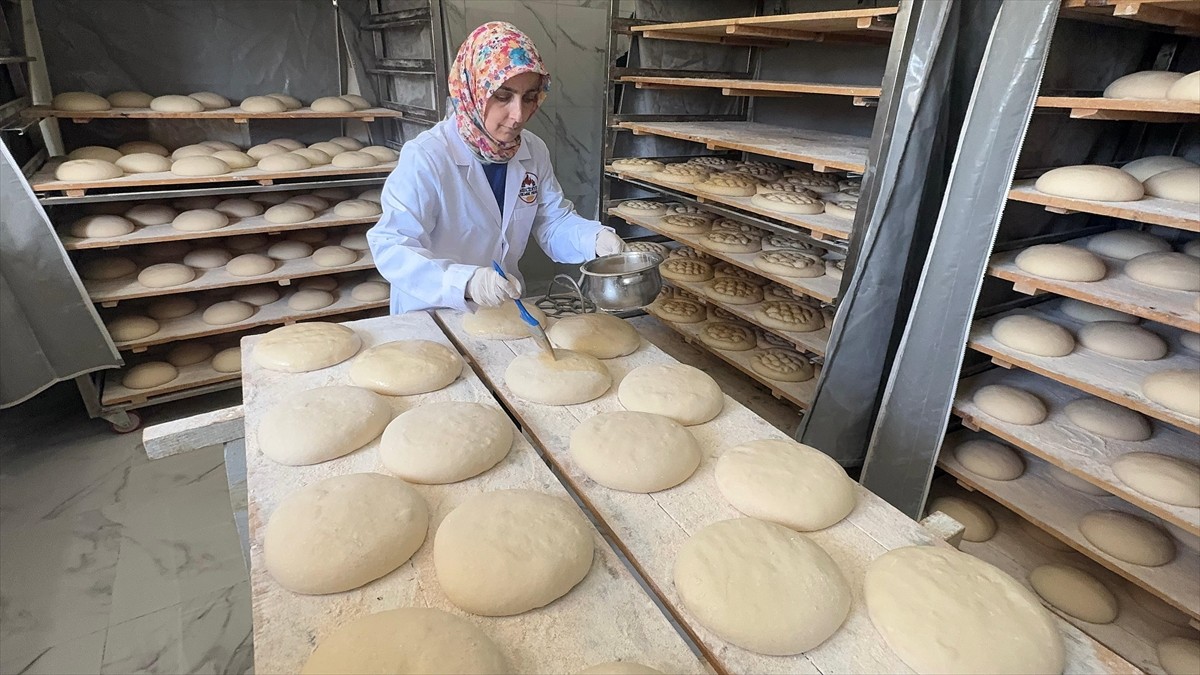 Giresun'da devlet desteğiyle kurduğu ekmek fırınını işleten Öznur Uğurlu, hem ekonomiye hem de...