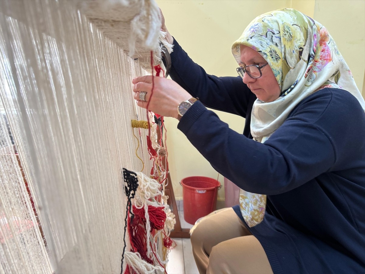 Giresun'un Keşap ilçesindeki atölyede 21 yıldır yöreye özgü kilim dokuyan kadınlar, aile...