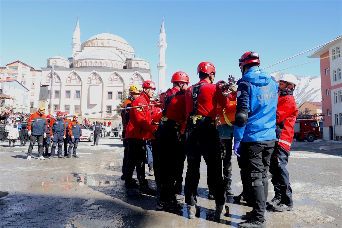 Hakkari'de arama kurtarma ekiplerinin katılımıyla Sümbül Anadolu Lisesi'nde deprem tatbikatı...