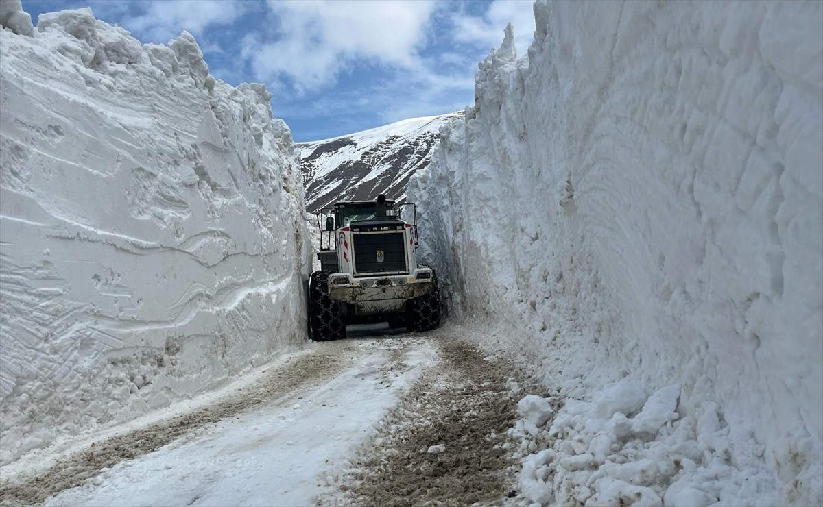 Hakkari'de metrelerce karın bulunduğu üs bölgelerinin yolunun açılması için çalışmalar devam...