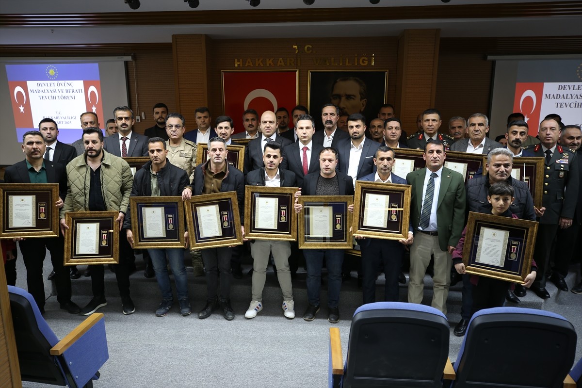 Hakkari'de Valilik toplantı salonunda düzenlenen törende, şehit ailelerine devlet övünç madalyası...