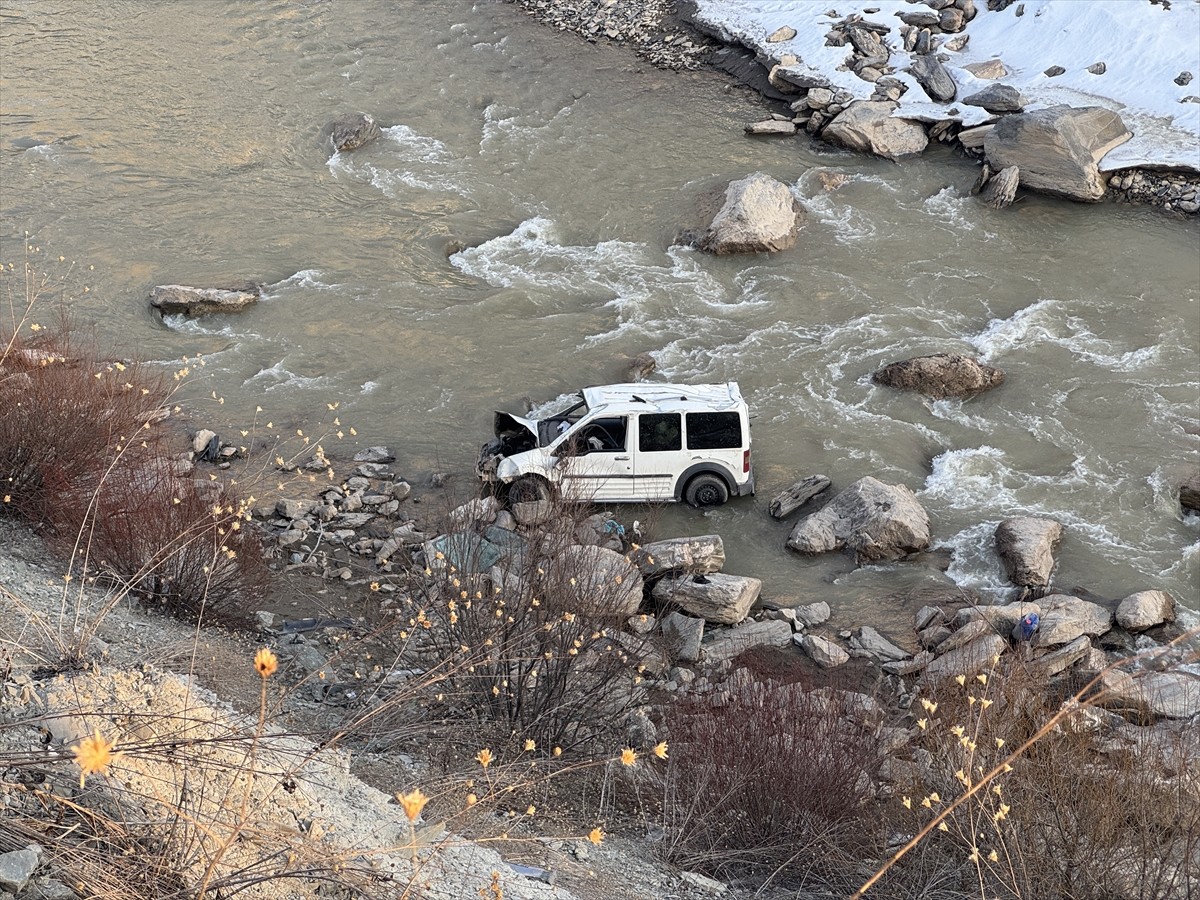 Hakkari'de Zap Suyu'na düşen hafif ticari aracın sürücüsü öldü, oğlu yaralandı.