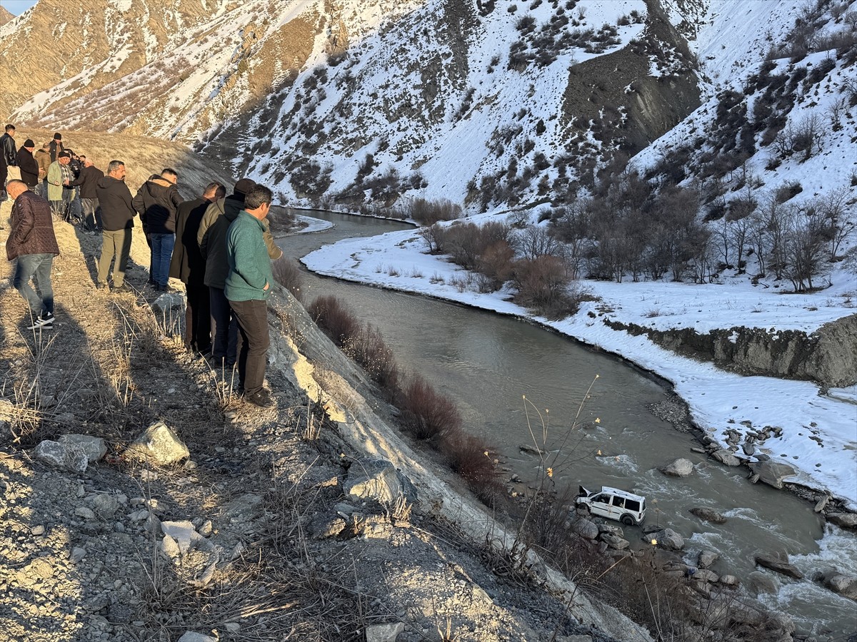 Hakkari'de Zap Suyu'na düşen hafif ticari aracın sürücüsü öldü, oğlu yaralandı.
