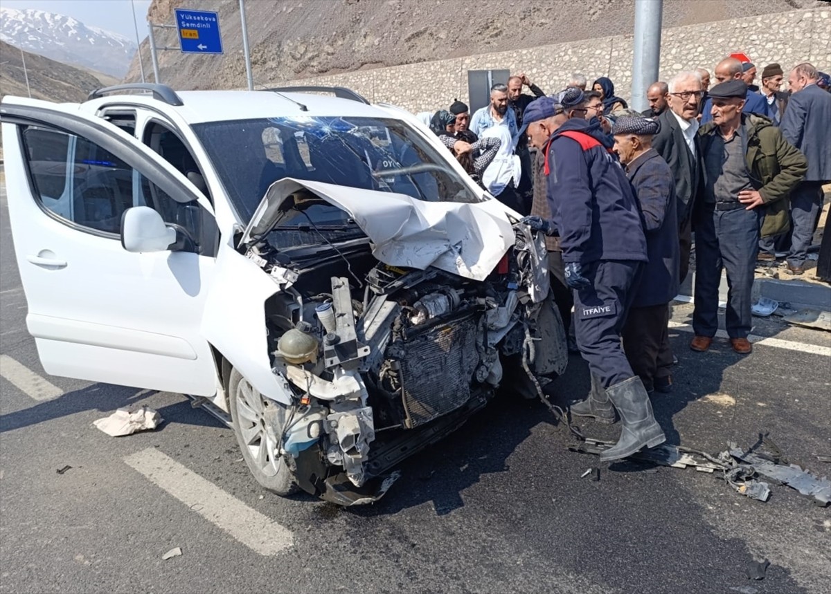 Hakkari'nin Yüksekova ilçesinde pikap ile hafif ticari aracın çarpışması sonucu 9 kişi...